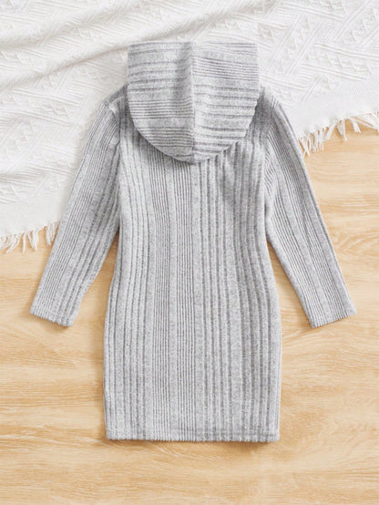 فتاة مراهقة فستان محبوك بأكمام طويلة وقبعة بلون صلب