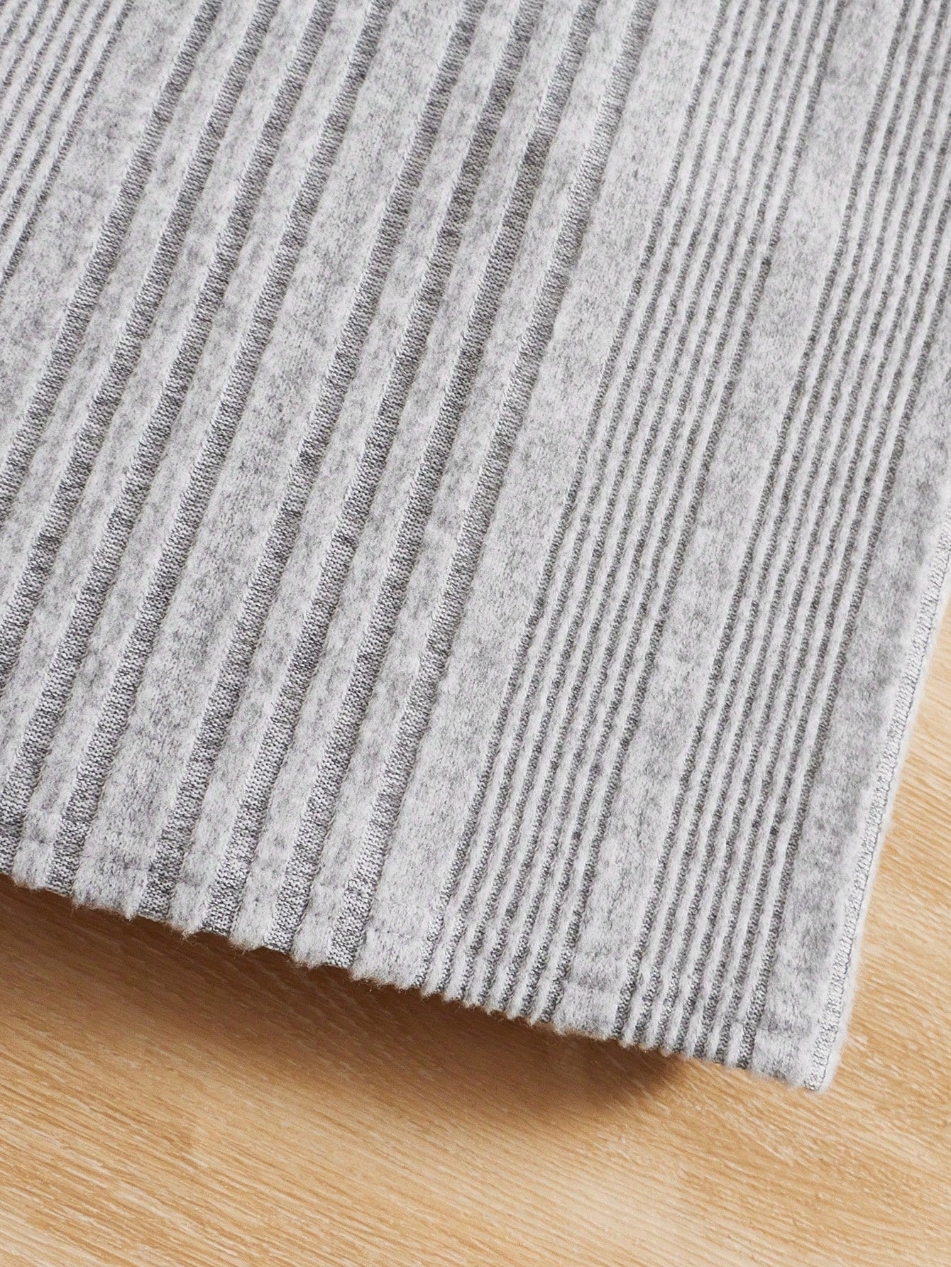 فتاة مراهقة فستان محبوك بأكمام طويلة وقبعة بلون صلب