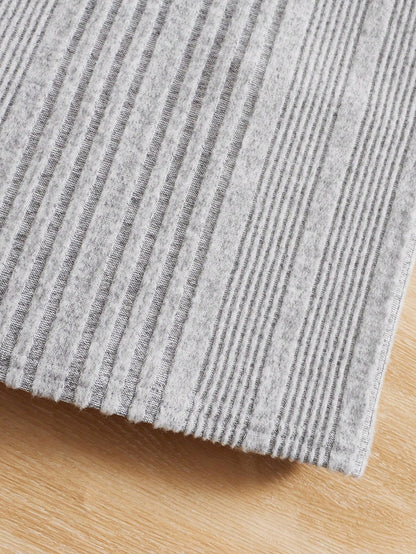 فتاة مراهقة فستان محبوك بأكمام طويلة وقبعة بلون صلب