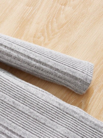 فتاة مراهقة فستان محبوك بأكمام طويلة وقبعة بلون صلب