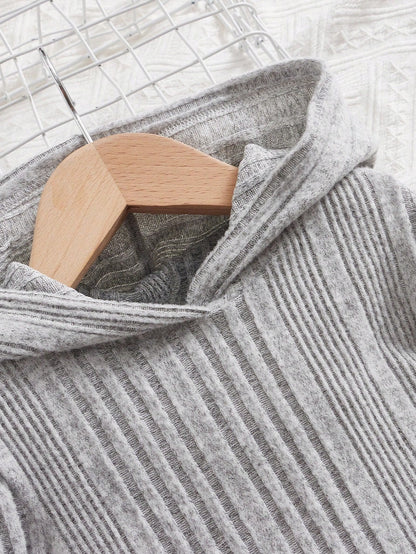 فتاة مراهقة فستان محبوك بأكمام طويلة وقبعة بلون صلب