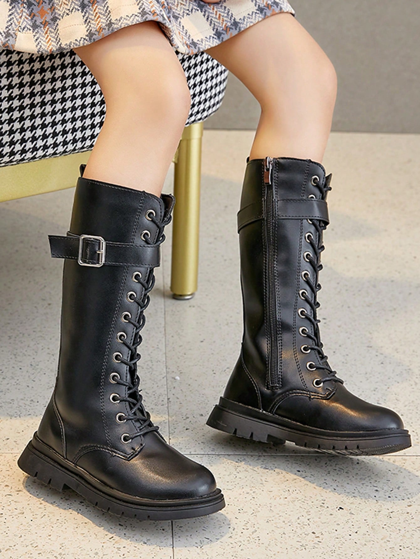 جزمة برقبة طويلة أطفال قطع عالية مع بديكور مشبك و امامي ربط الحذاء الى ولد