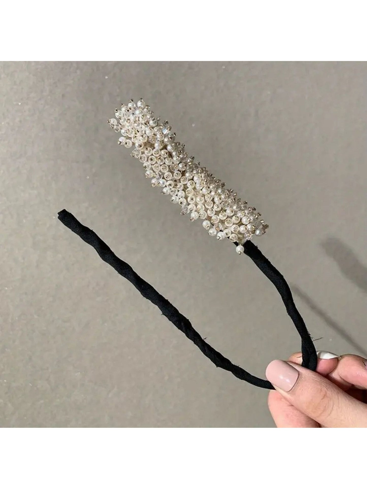 كعكة الشعر ودبوس الشعر