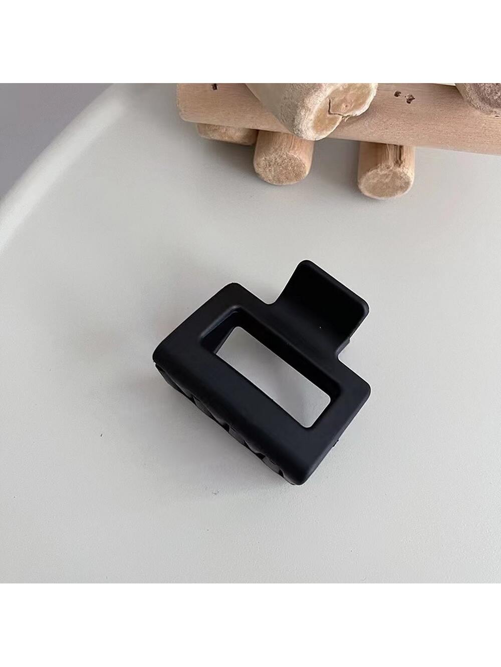 مشبك شعر كبير باللون الأزرق الكلاين للنساء مصنوع من الأكريليك 8 قطع, أنيق وشخصي مع طابع الأزياء المُتبعة، بسيط وأنيق، يتماشي مع الأسلوب الجامعي الكاجوال لإكسسوارات شعر السيدات، مناسب للنشاطات الخارجية مثل التسوق والمواعيد والأحتفالات والسفر والشواطئ والس