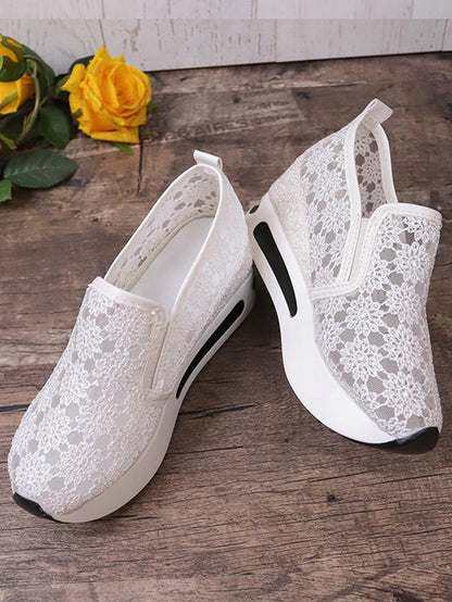 حذاء كاجوال مزين بالدانتيل الأزهار للنساء