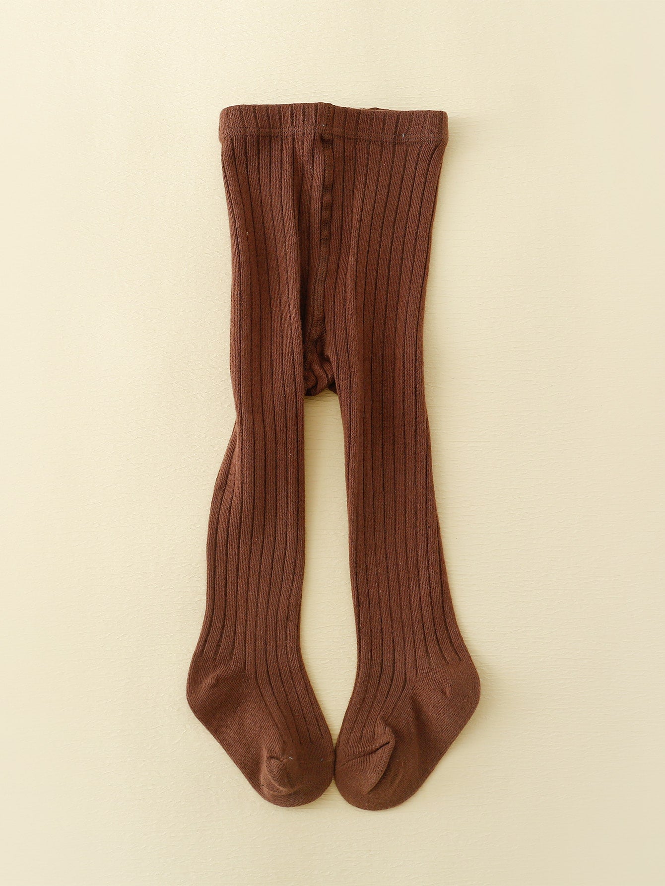 جوارب للرضع بلون سادة و بسيط العملية، متناسقة مع جميع الأزياء بلون القهوة الغامقة، مناسبة لفصلي الربيع والخريف