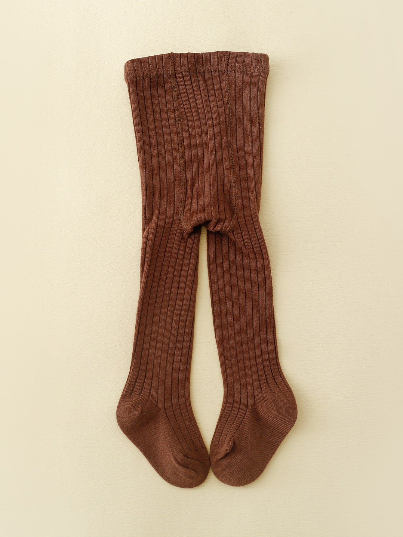 جوارب للرضع بلون سادة و بسيط العملية، متناسقة مع جميع الأزياء بلون القهوة الغامقة، مناسبة لفصلي الربيع والخريف