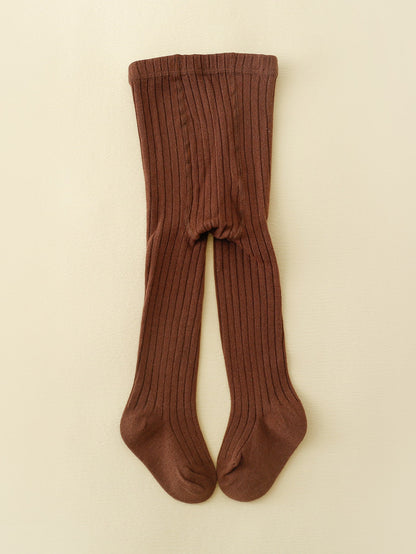 جوارب للرضع بلون سادة و بسيط العملية، متناسقة مع جميع الأزياء بلون القهوة الغامقة، مناسبة لفصلي الربيع والخريف
