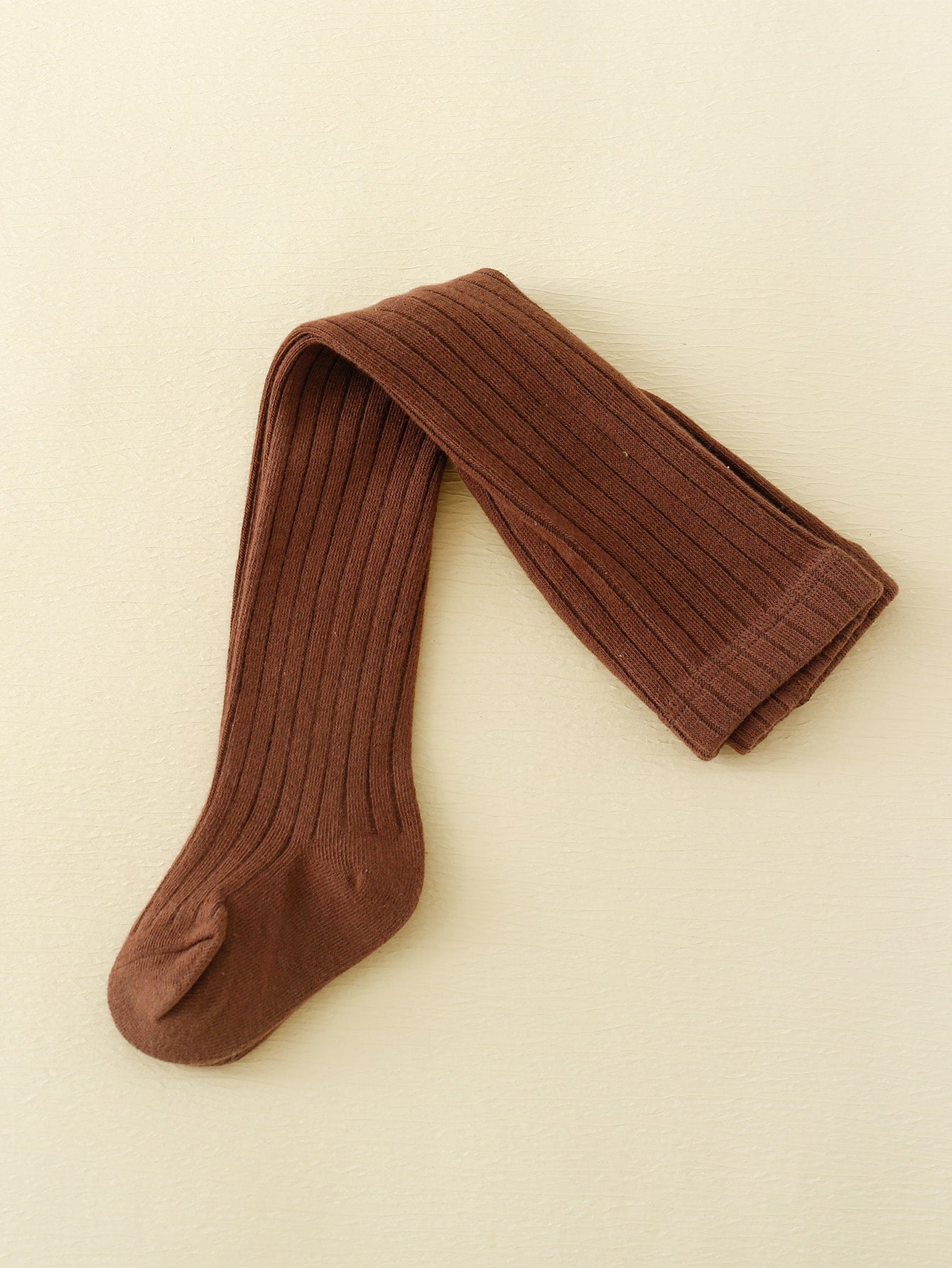 جوارب للرضع بلون سادة و بسيط العملية، متناسقة مع جميع الأزياء بلون القهوة الغامقة، مناسبة لفصلي الربيع والخريف