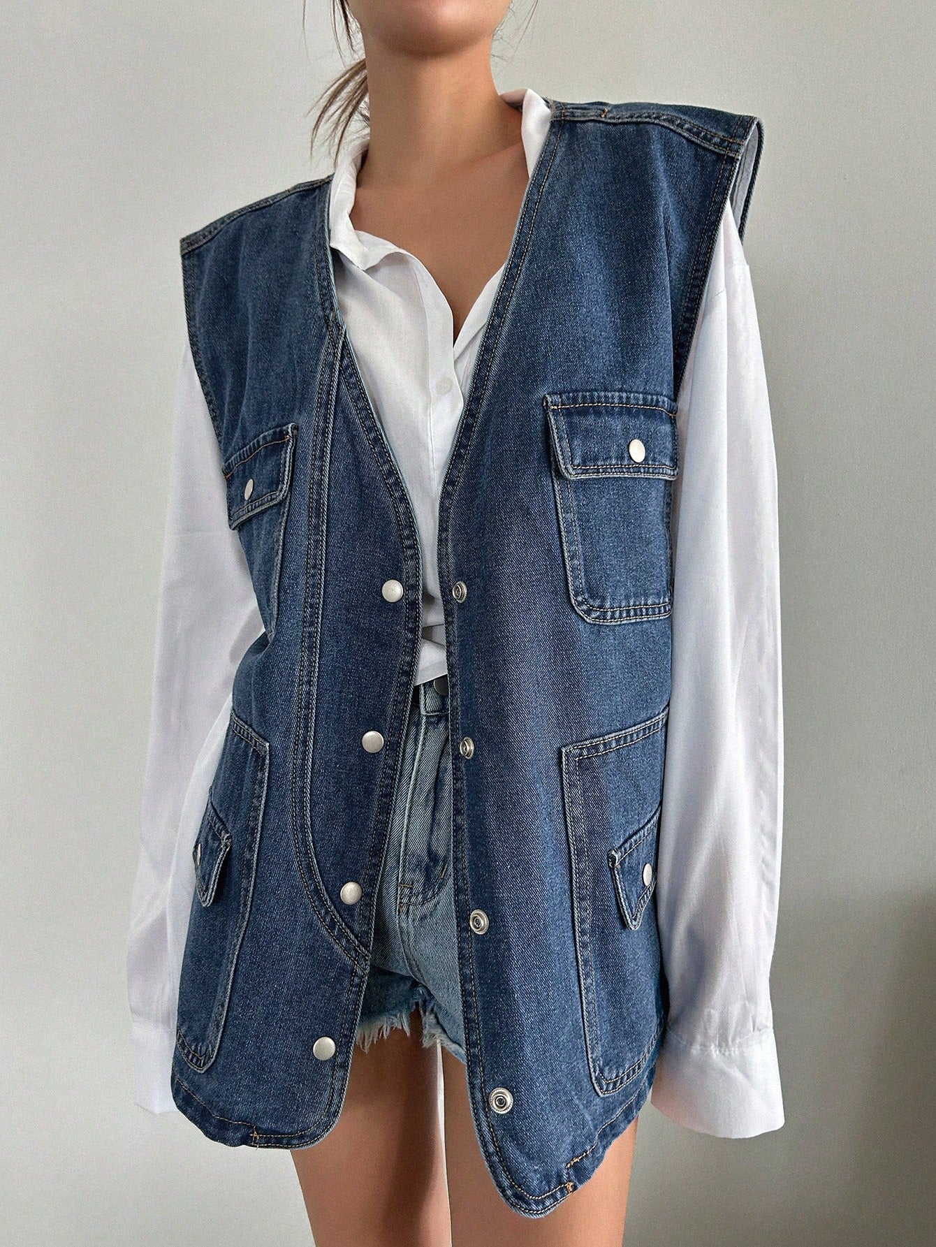 سترة دنيم بجيوب ذات طية بدون قميص