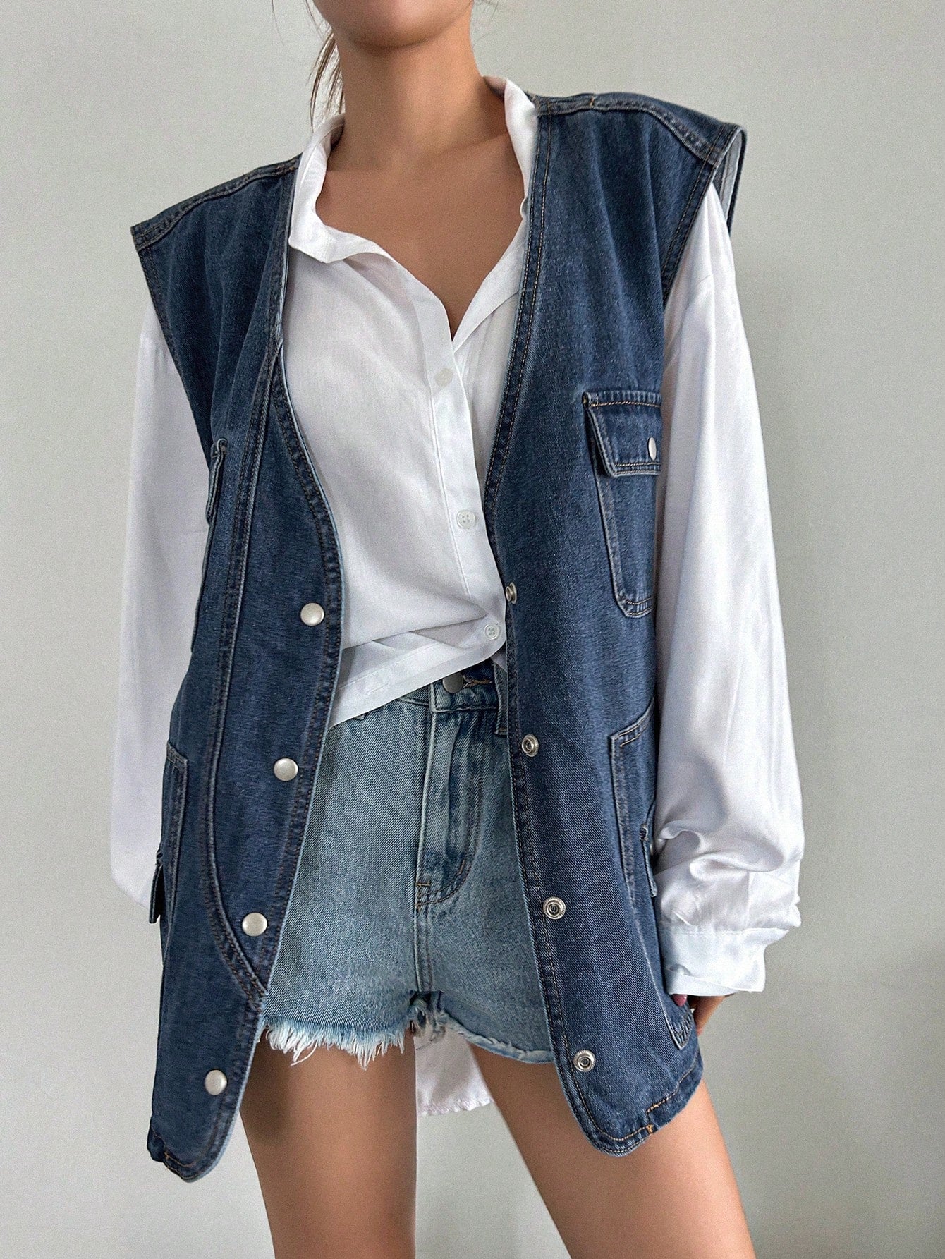 سترة دنيم بجيوب ذات طية بدون قميص