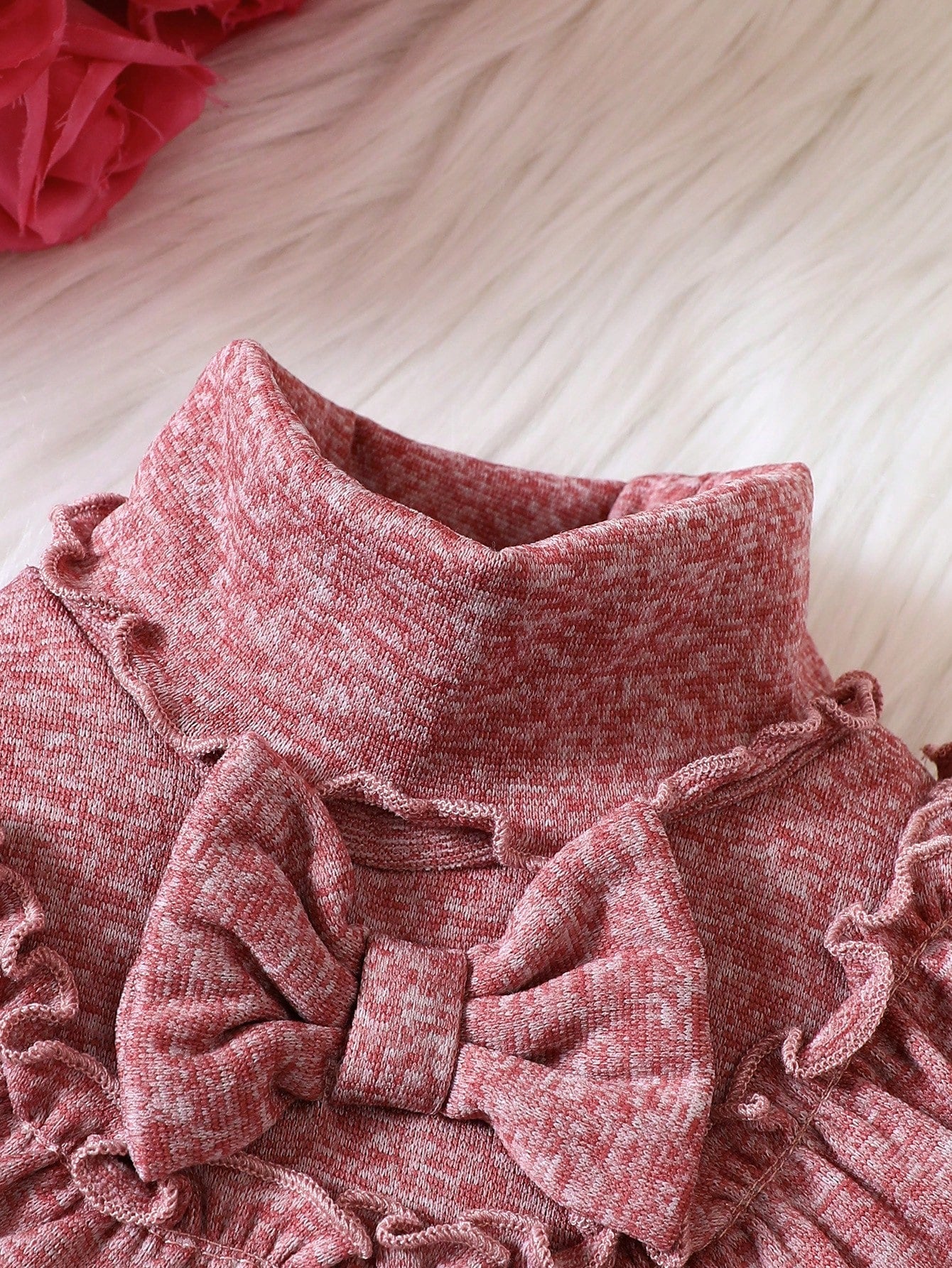 تي شيرت مقلم بكشكش عنق عالي عقدة الفراشة أمامية