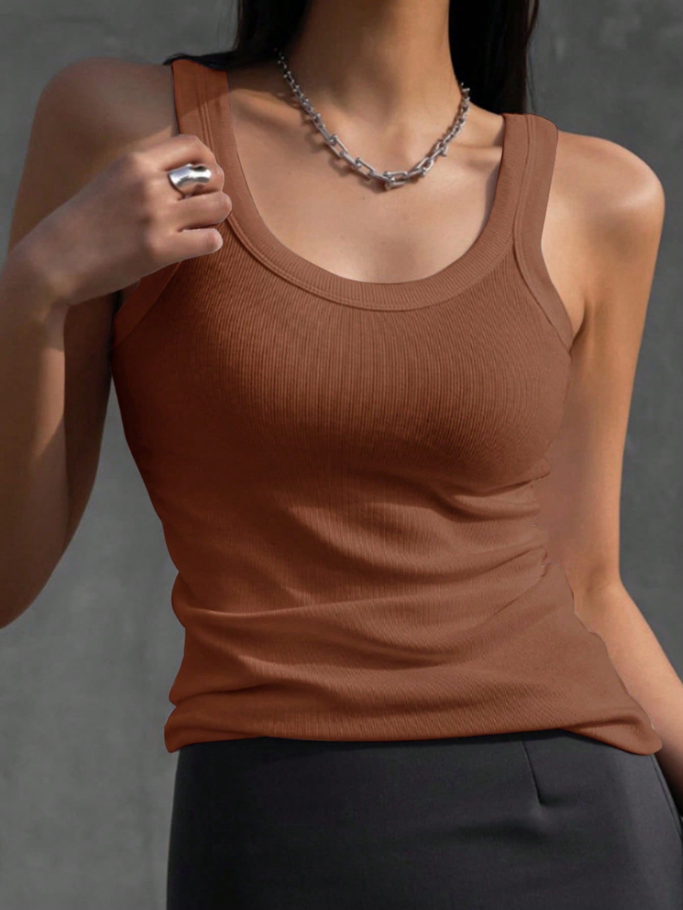 لباس علوي تانك موحدة اللون محبوك مضلع