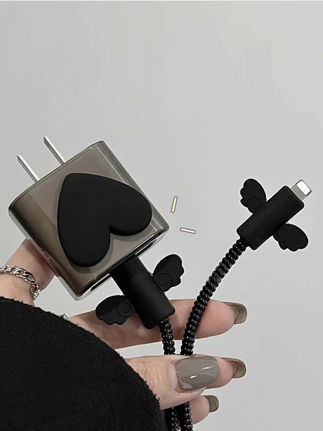 غطاء حماية ذو تصميم قلب وجناحين باللون الأسود متوافق مع شاحن ايفون18واط 20 واط وكابل البيانات 5 قطع/طقم