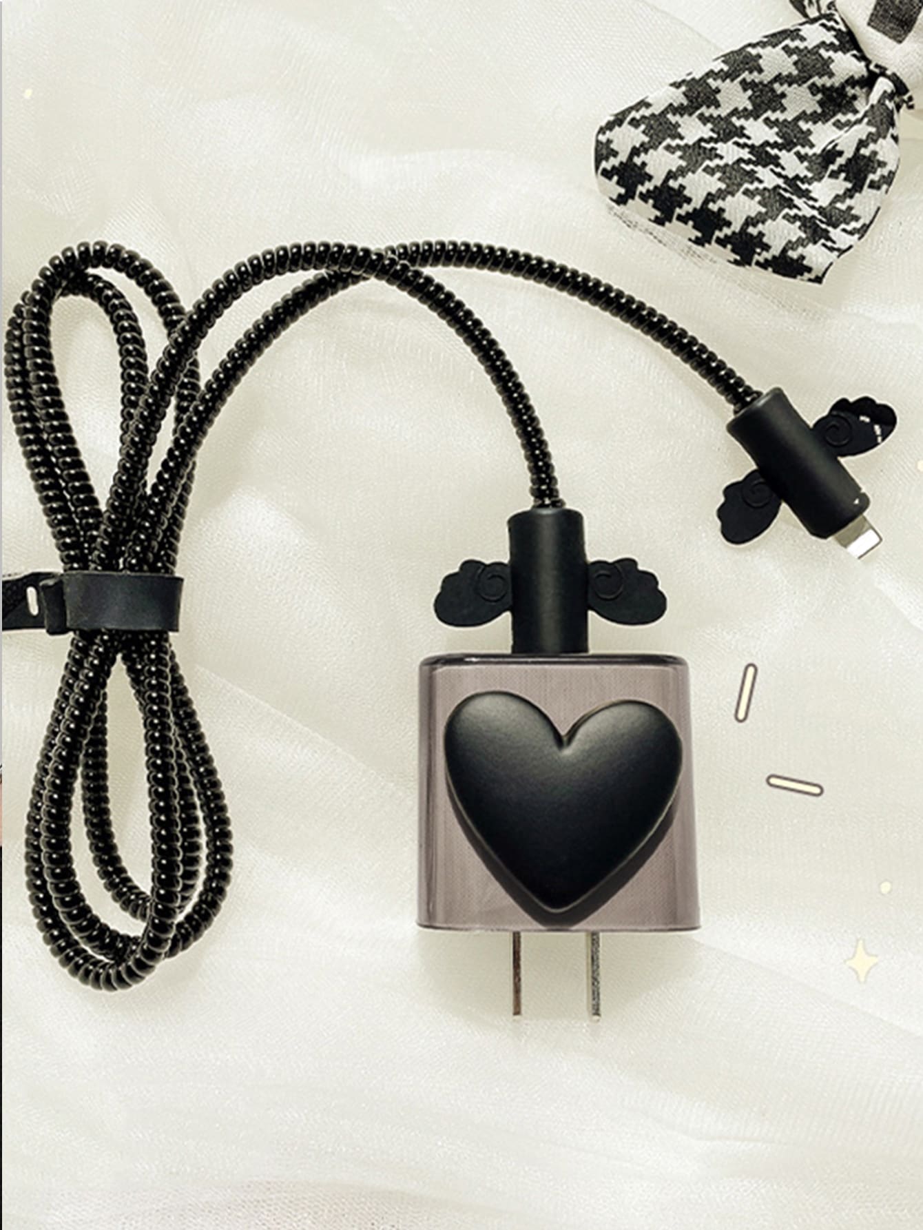 غطاء حماية ذو تصميم قلب وجناحين باللون الأسود متوافق مع شاحن ايفون18واط 20 واط وكابل البيانات 5 قطع/طقم