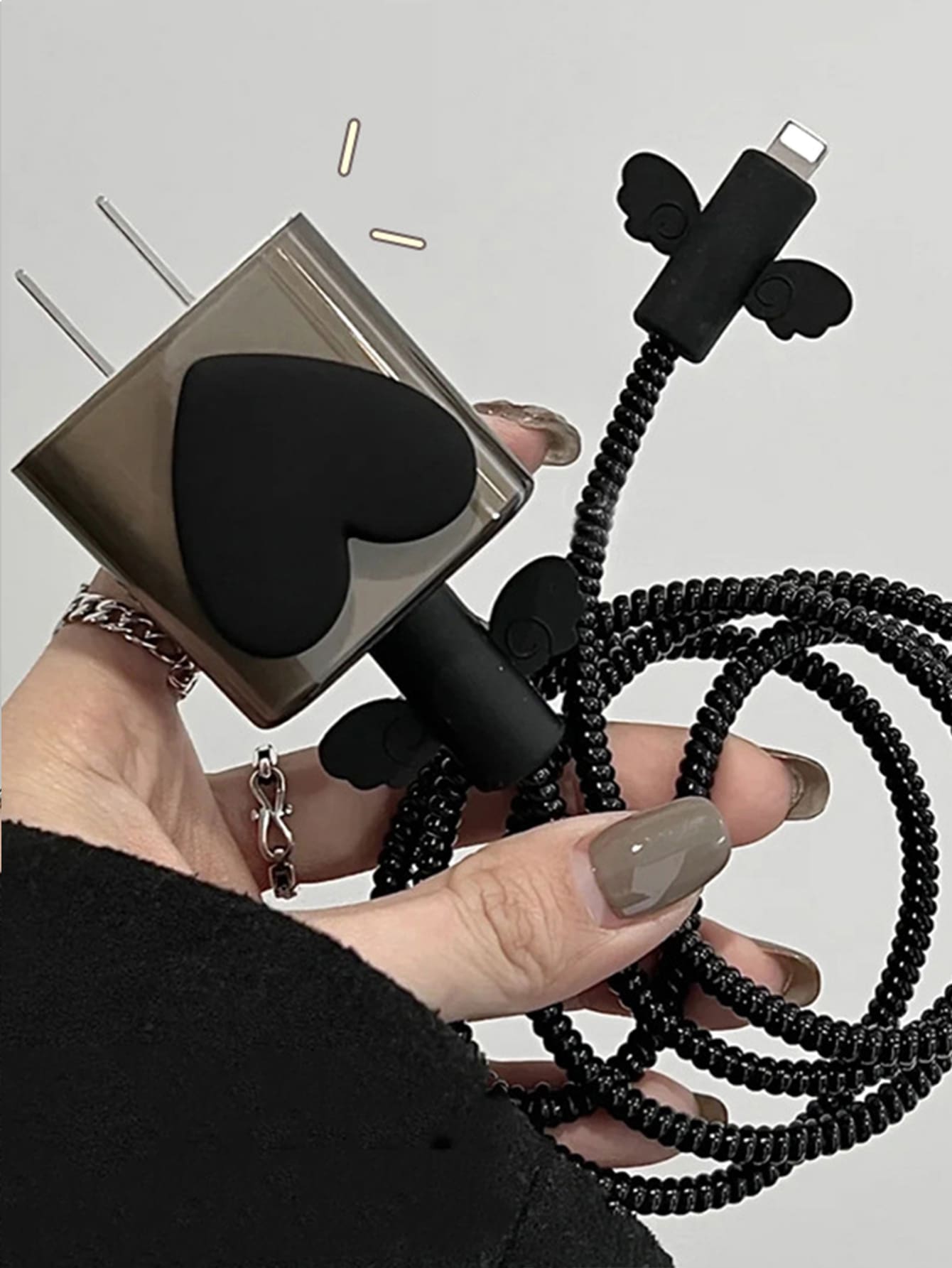 غطاء حماية ذو تصميم قلب وجناحين باللون الأسود متوافق مع شاحن ايفون18واط 20 واط وكابل البيانات 5 قطع/طقم