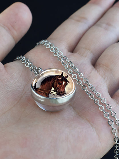 قلادة على شكل نصف كرة زجاجية ورأس حصان