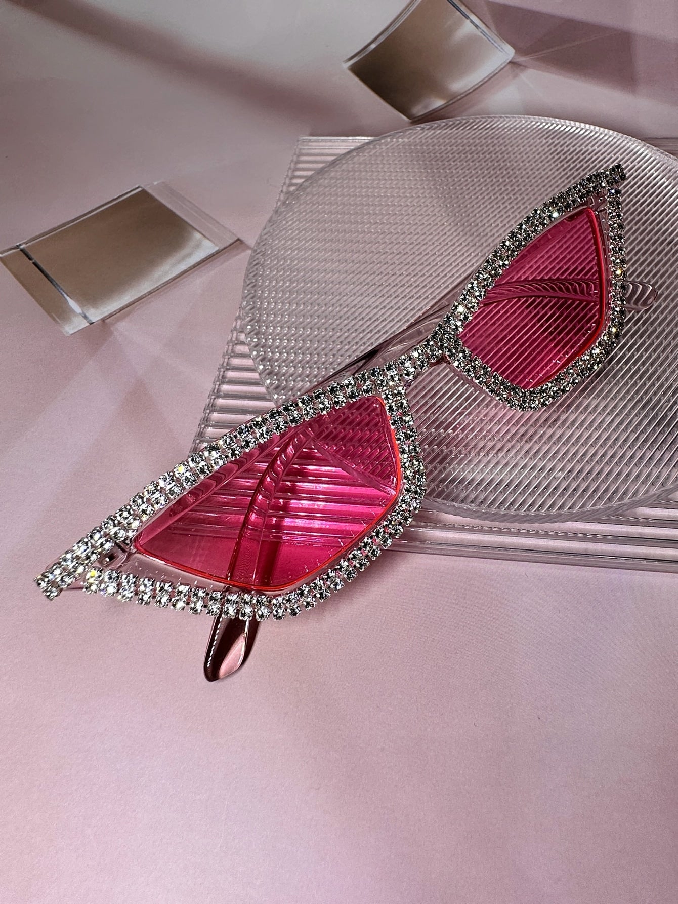 نظارات حفلات موضة فاخرة للنساء مُزينة بالراين واكريستال بإطار وردي بلاستيكي زوج واحد