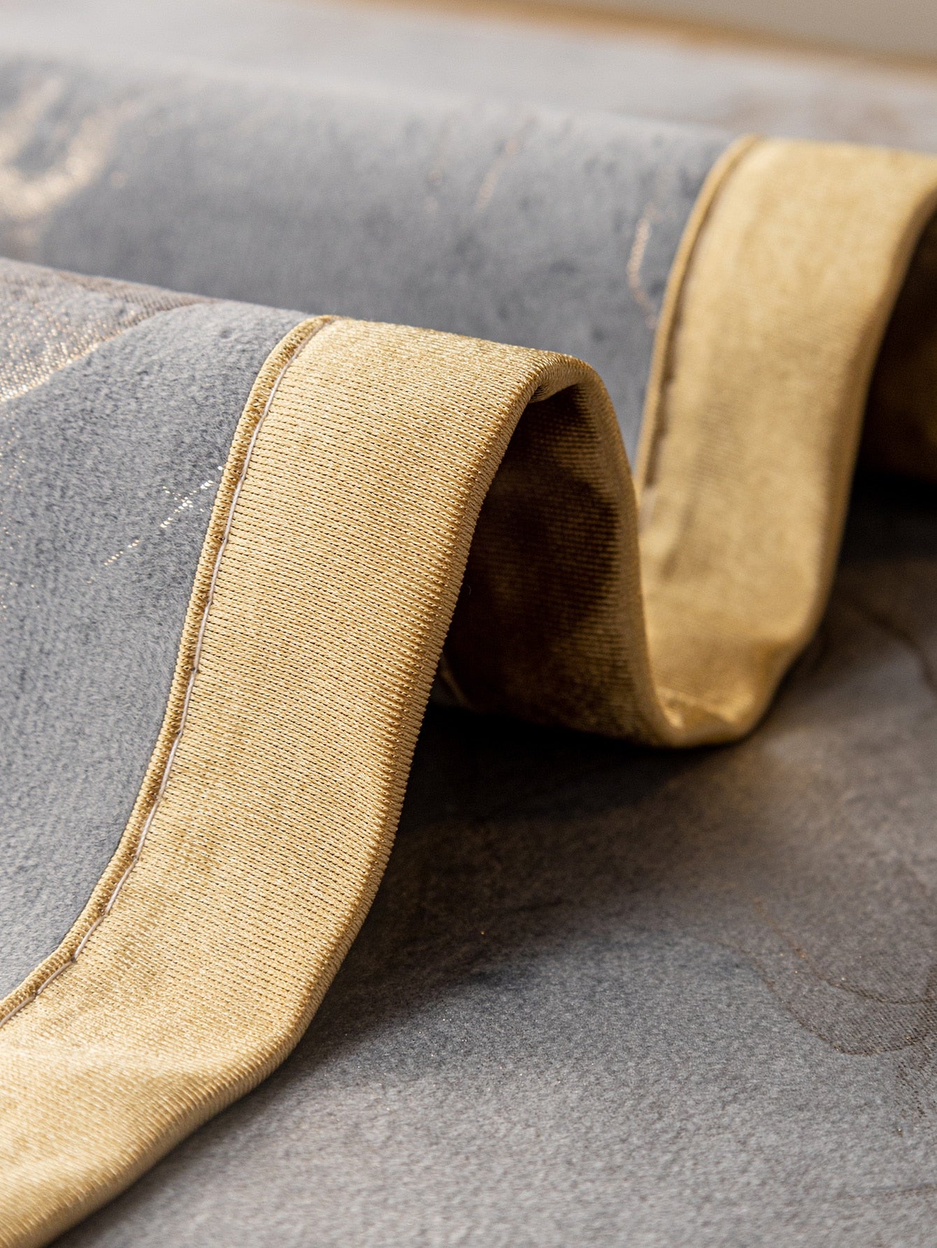 قطعة طقم غطاء أريكة جاكار بحافة ذهبية