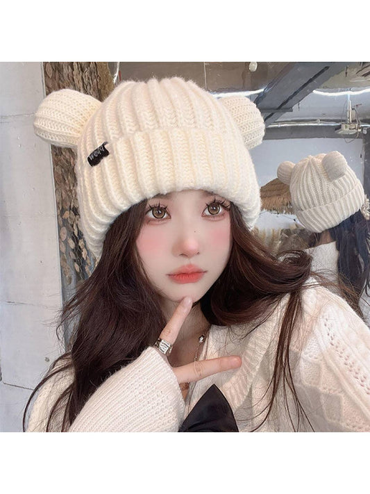 قبعة محبوكة بلون واحد سميكة مزودة بتوشيحة مدبلجة بشكل آذان الدب