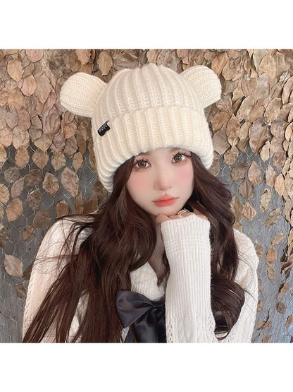 قبعة محبوكة بلون واحد سميكة مزودة بتوشيحة مدبلجة بشكل آذان الدب