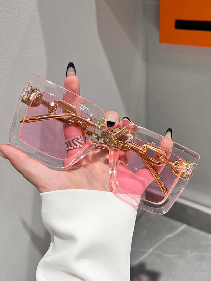 زوج من النظارات الشمسية ذات الإطار المربع الأنيق كاكسسوار للشاطئ للنساء