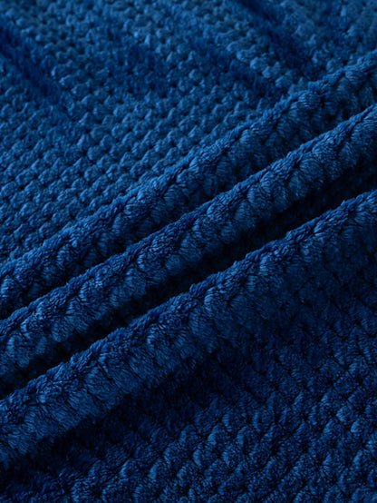 قطعة بطانية ناعمة ومنفوشة باللون الأزرق