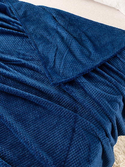 قطعة بطانية ناعمة ومنفوشة باللون الأزرق