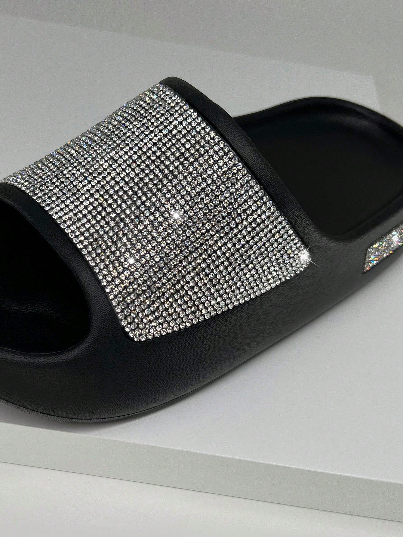 صندل نسائي مسطح بحجر الراين ونعل سميك، شبشب خارجي أنيق، أسود