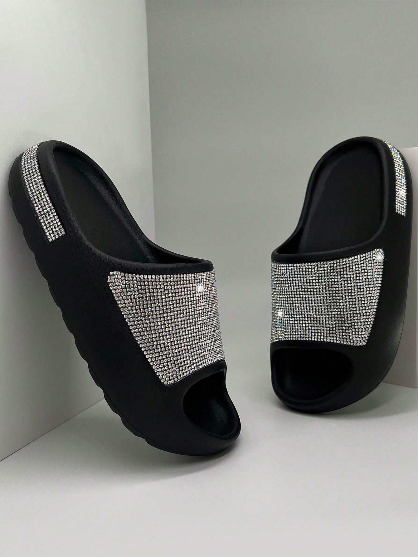 صندل نسائي مسطح بحجر الراين ونعل سميك، شبشب خارجي أنيق، أسود