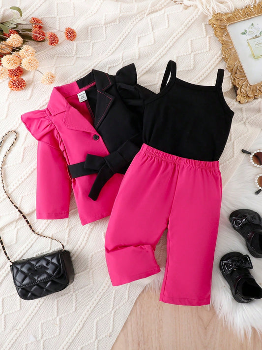 سترة بحزام ومزخرفة بكشكشة للفتيات الصغيرات وبلوزة وسروال كامي