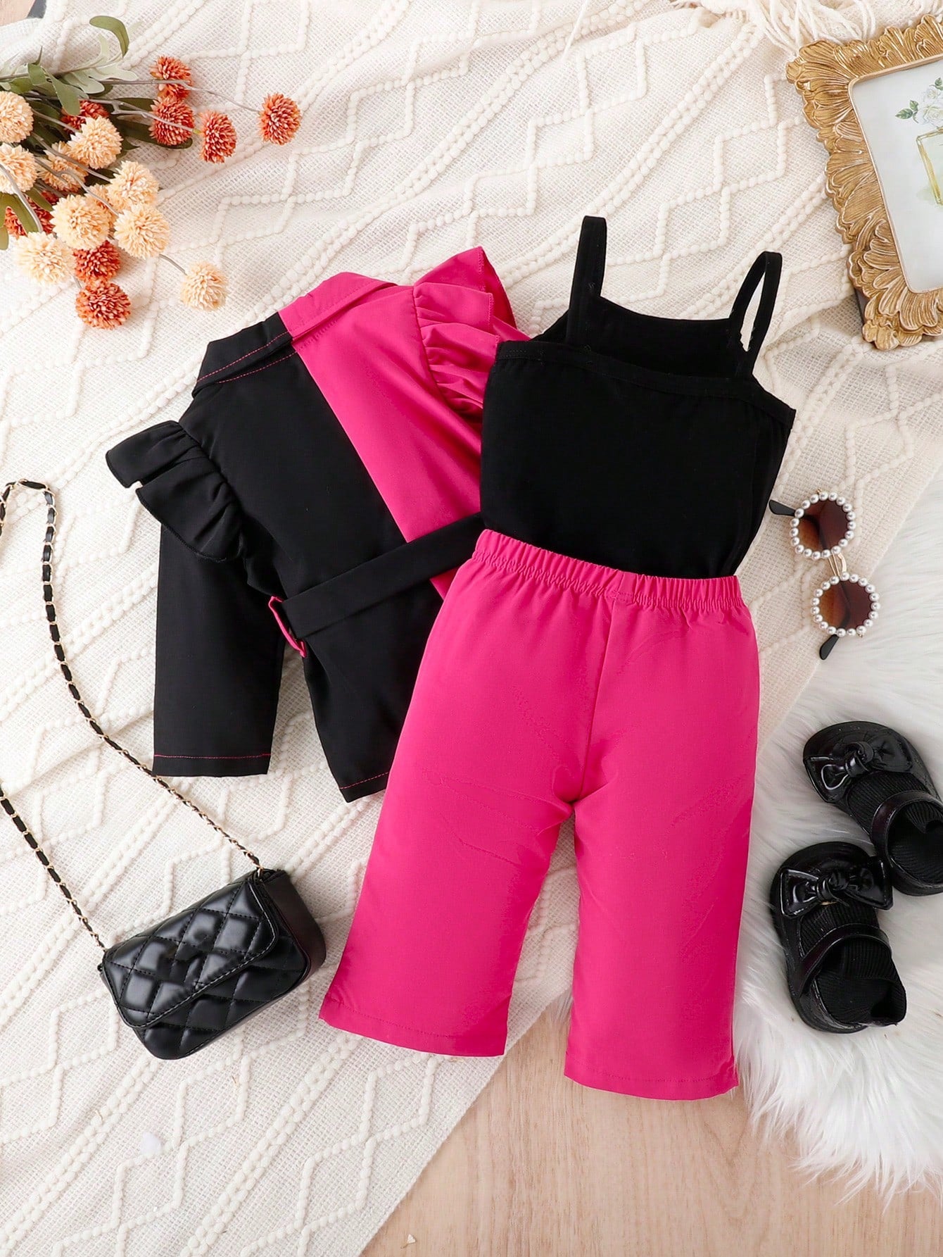 سترة بحزام ومزخرفة بكشكشة للفتيات الصغيرات وبلوزة وسروال كامي