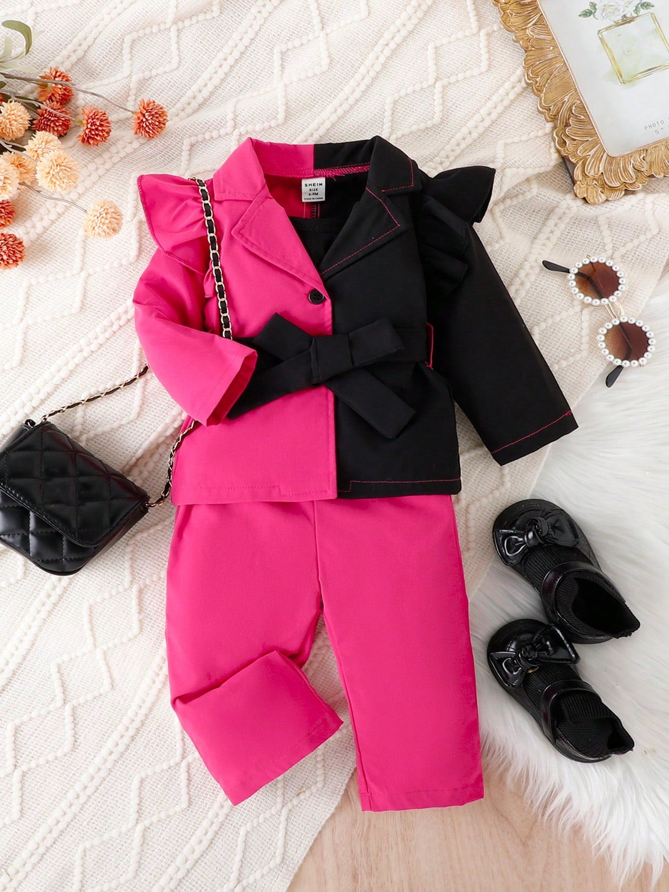 سترة بحزام ومزخرفة بكشكشة للفتيات الصغيرات وبلوزة وسروال كامي