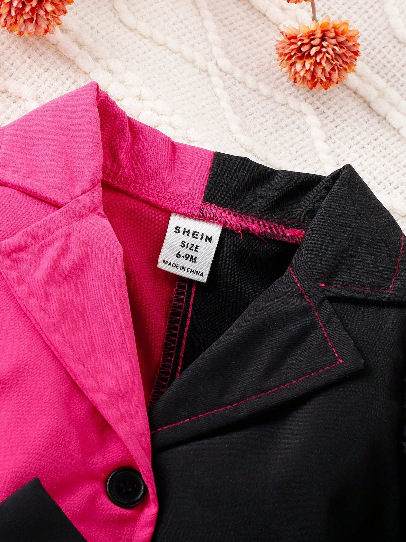 سترة بحزام ومزخرفة بكشكشة للفتيات الصغيرات وبلوزة وسروال كامي