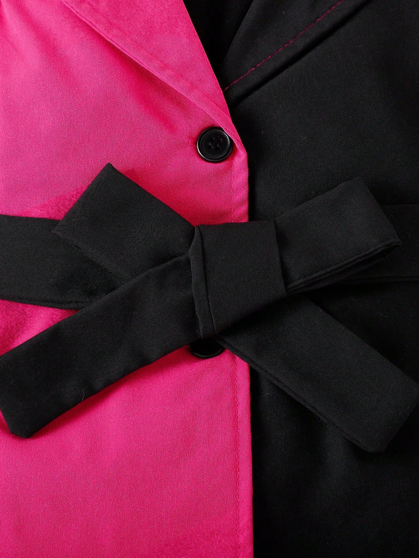 سترة بحزام ومزخرفة بكشكشة للفتيات الصغيرات وبلوزة وسروال كامي