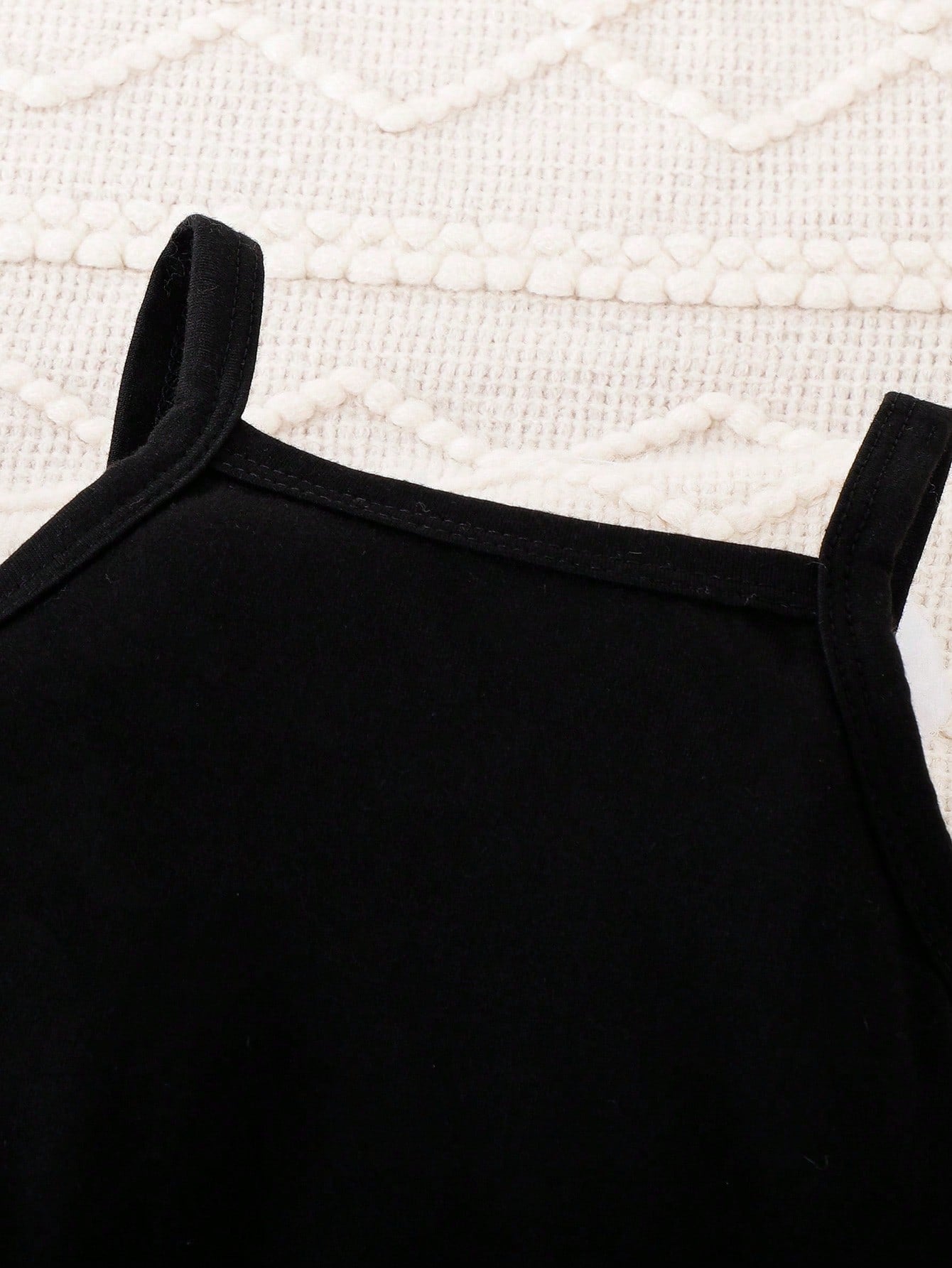 سترة بحزام ومزخرفة بكشكشة للفتيات الصغيرات وبلوزة وسروال كامي