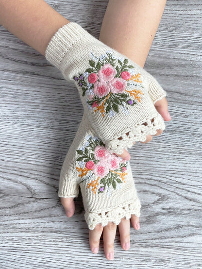 قفازات حريمي من أسلوب الفينتج اليدوي محبوكة بطرف من الكروشيه ومزينة بزهرة مطرزة وتغطية للأصابع ، لفصلي الخريف والشتاء