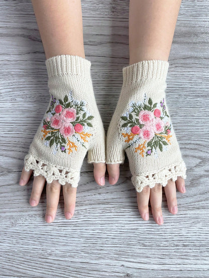 قفازات حريمي من أسلوب الفينتج اليدوي محبوكة بطرف من الكروشيه ومزينة بزهرة مطرزة وتغطية للأصابع ، لفصلي الخريف والشتاء