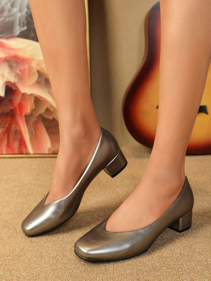 حذاء نسائي بكعب عريض