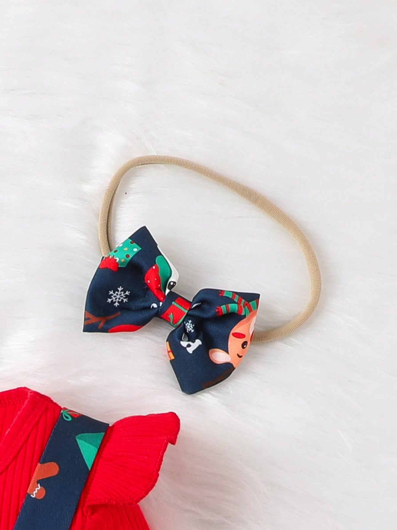 بدلة قطعة واحدة للفتيات الصغيرات ذات حواف مكشكشة وتنورة بحمالات أمامية بفيونكة مطبوعة لعيد الميلاد وعصابة رأس