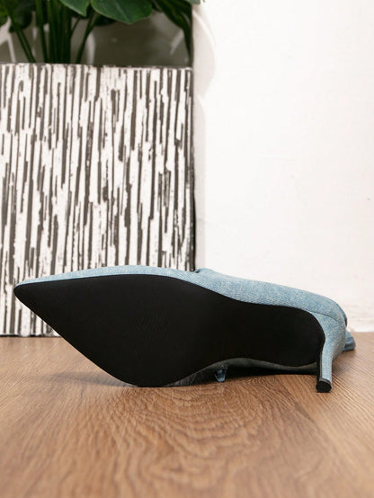 حذاء جينز فوق الركبة نسائي بكعب عال ومقدمة حادة وزمزمة تفصيلية، لون أزرق