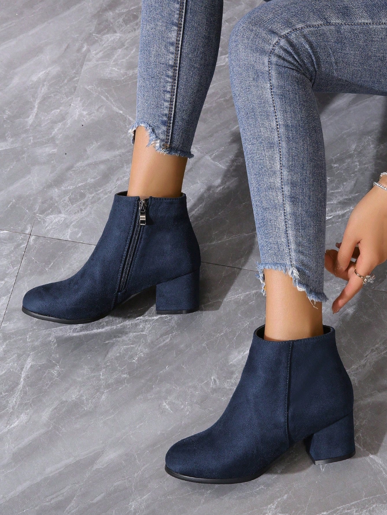 أحذية بوت كاحل وجوارب نسائية