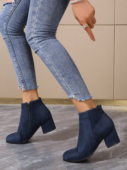 أحذية بوت كاحل وجوارب نسائية