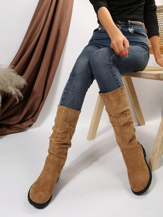 حذاء نسائي أنيق بطلة جلد الغزال البني ونعل أسود لنصف الساق في الخريف والشتاء