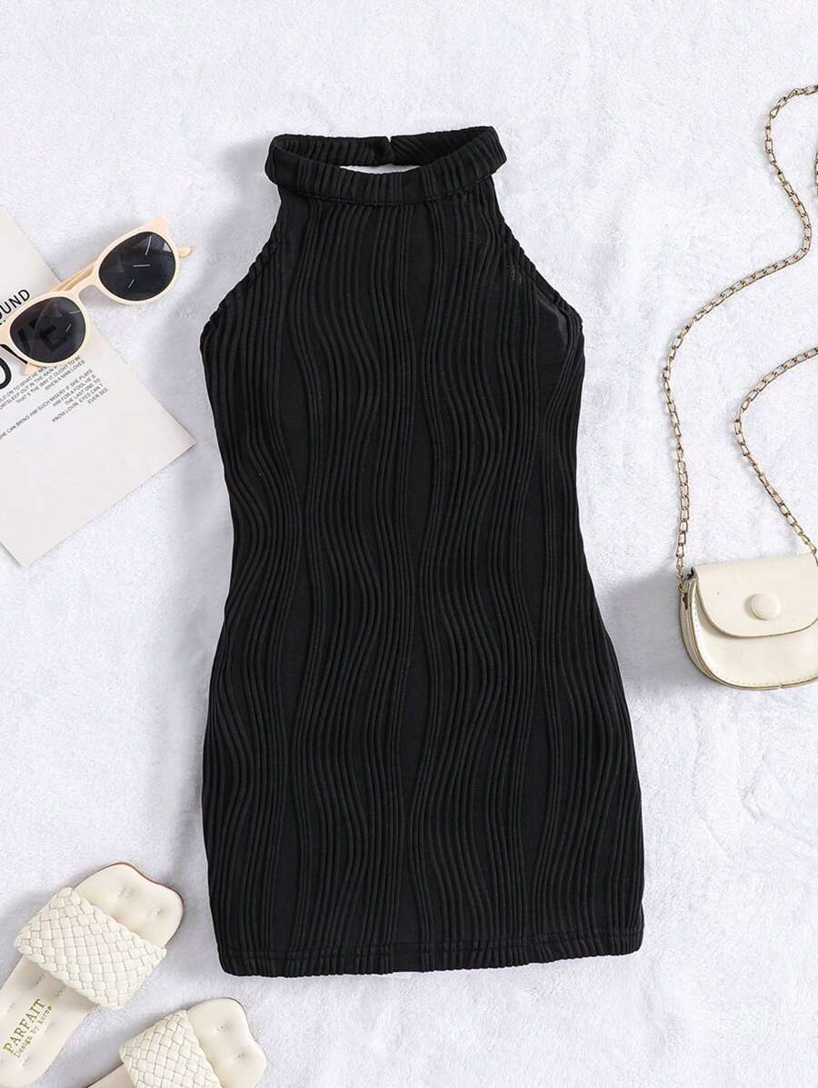 تيشيرت بياقة دائرية وأكمام قصيرة