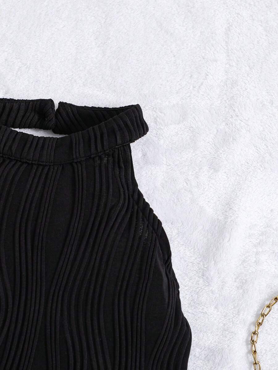 تيشيرت بياقة دائرية وأكمام قصيرة