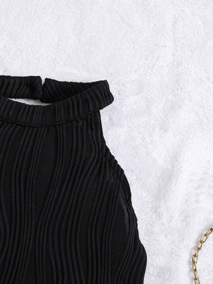 تيشيرت بياقة دائرية وأكمام قصيرة