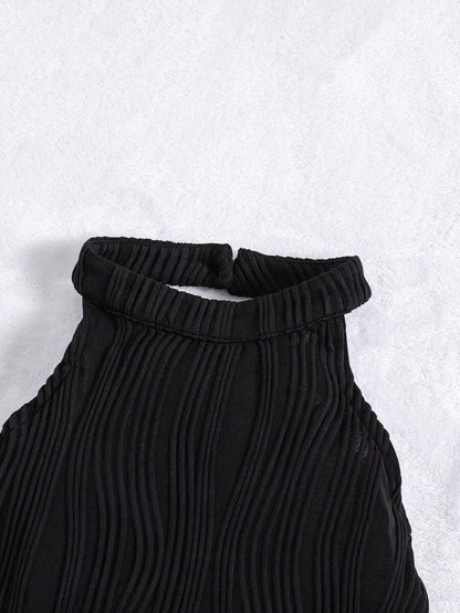 تيشيرت بياقة دائرية وأكمام قصيرة