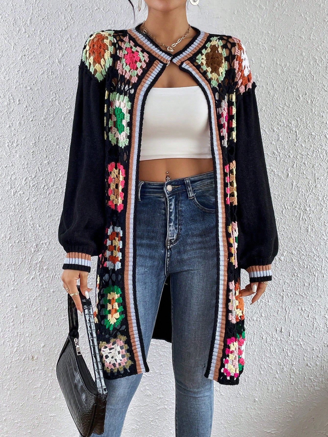 كارديجان بكتف سقاط, بأشرطة مخططة بنمط هندسي