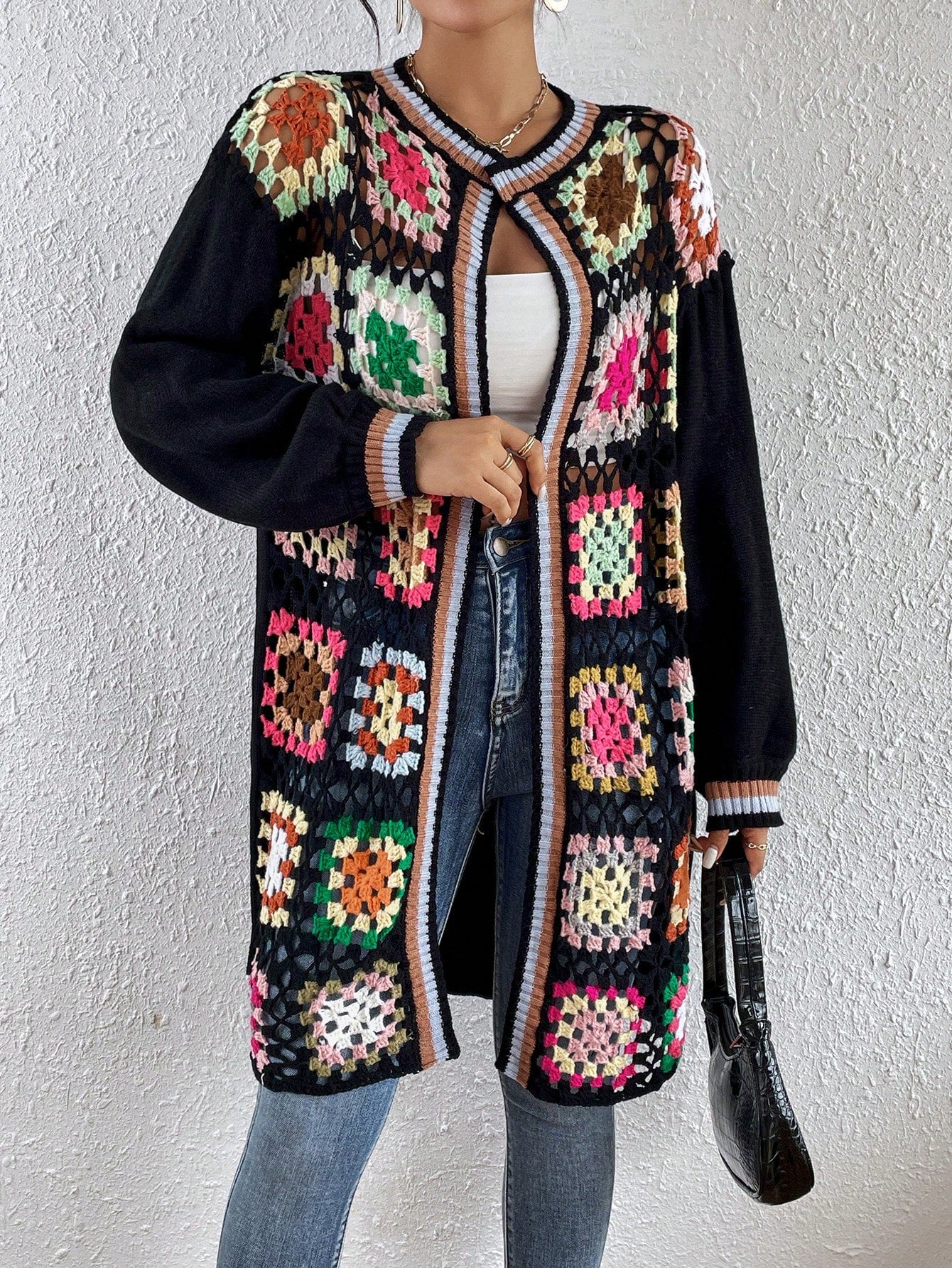 كارديجان بكتف سقاط, بأشرطة مخططة بنمط هندسي